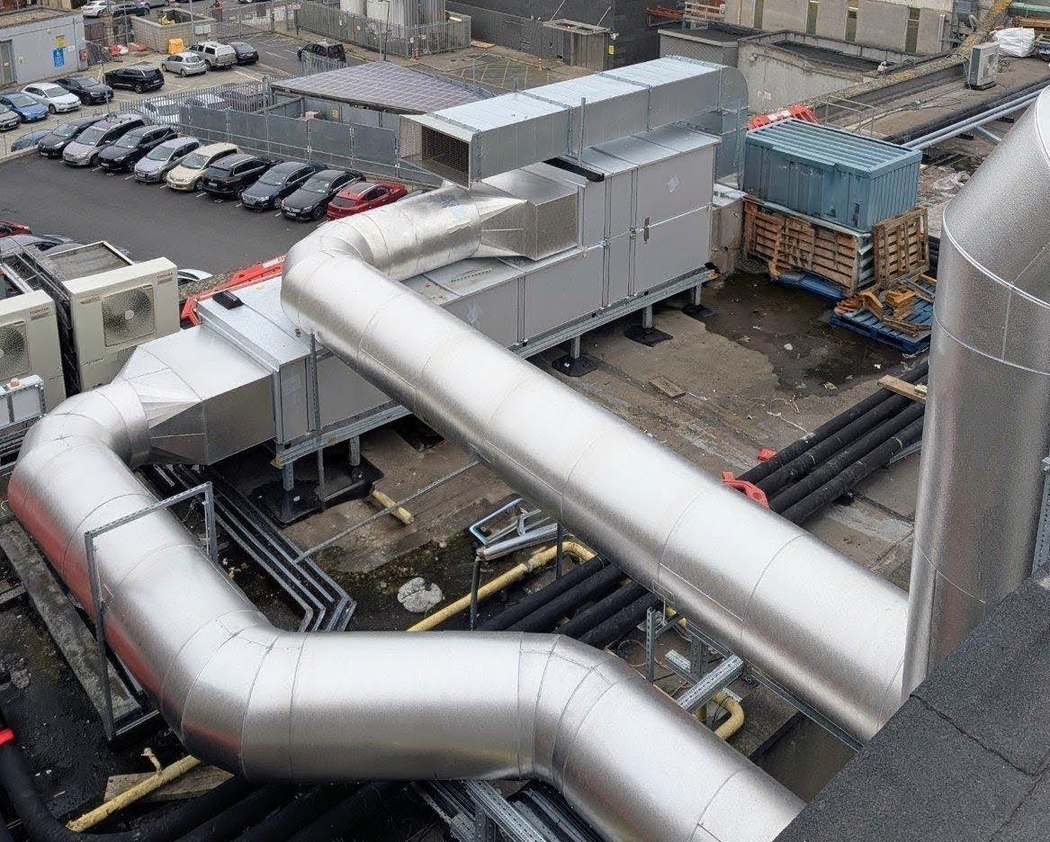 Rooftop air handling units with insulated ductwork — commercial project by Alumitherm Assist